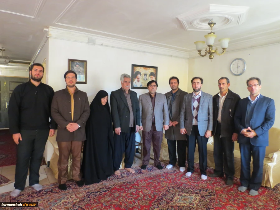 دیدار مسئولین وجمعی ازاساتید ودانشجویان دانشگاه فرهنگیان با خانواده شهیدالهیاری  2
