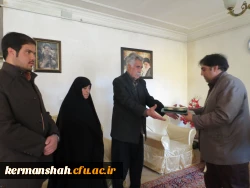 دیدار مسئولین وجمعی ازاساتید ودانشجویان دانشگاه فرهنگیان با خانواده شهیدالهیاری  6