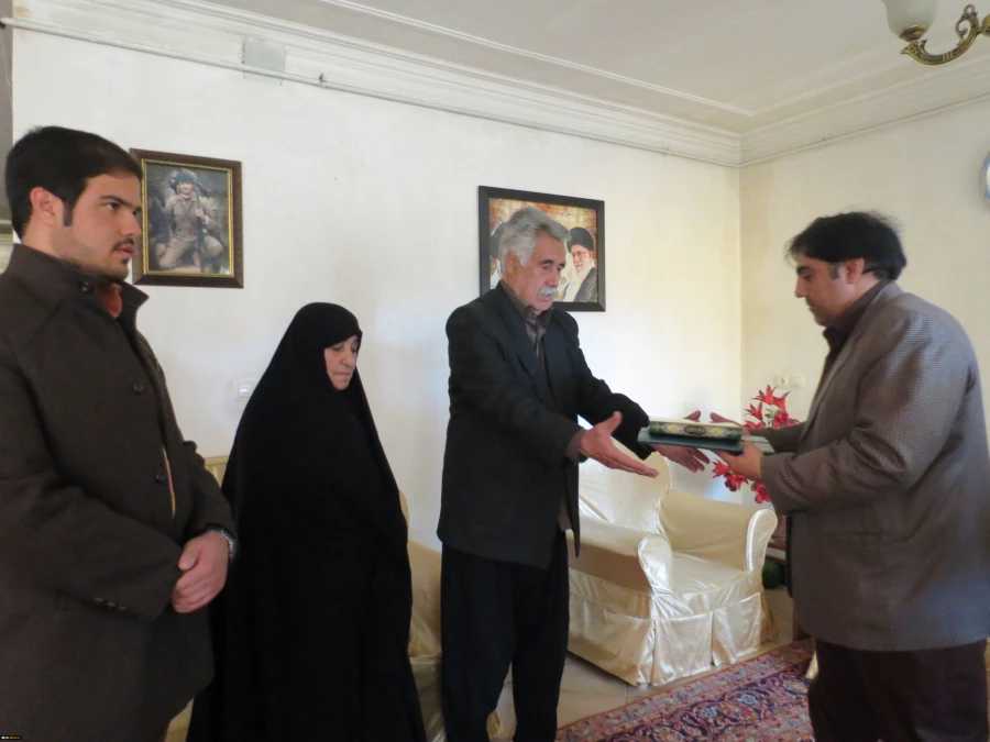 دیدار مسئولین وجمعی ازاساتید ودانشجویان دانشگاه فرهنگیان با خانواده شهیدالهیاری  6