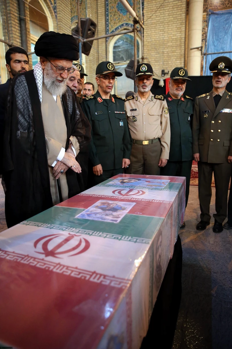 وداع پرشور مردم تهران با پیکر شهید حججی / آغاز باشکوه مراسم تشییع + حضور امام خامنه ای در کنار پیکر مطهر شهید حججی + تصاویر  2