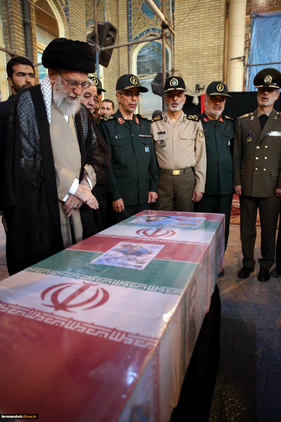 وداع پرشور مردم تهران با پیکر شهید حججی / آغاز باشکوه مراسم تشییع + حضور امام خامنه ای در کنار پیکر مطهر شهید حججی + تصاویر  2