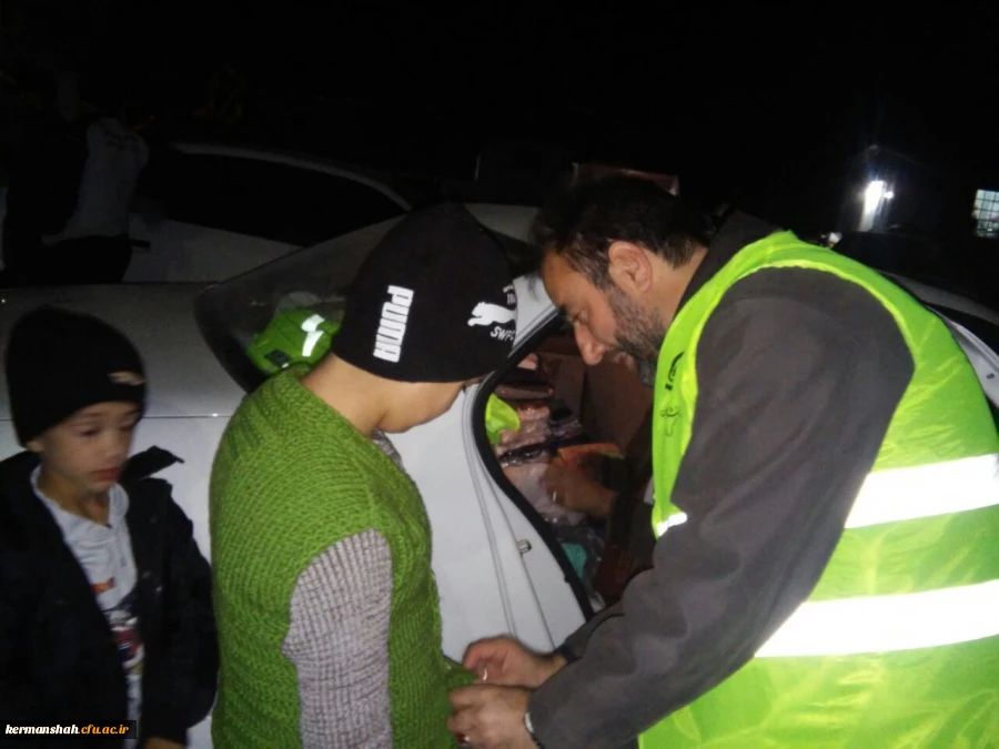 گزارش تصویری از کمک رسانی دانشگاه فرهنگیان به زلزله زدگان 3