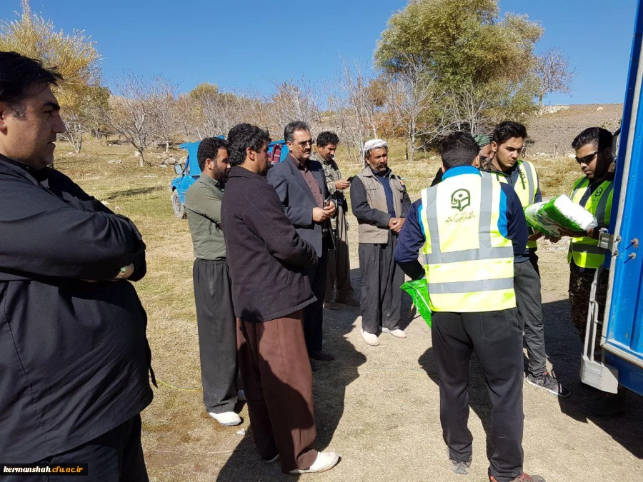گزارش تصویری از کمک رسانی دانشگاه فرهنگیان به زلزله زدگان 8
