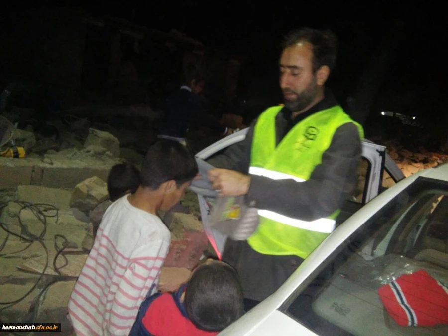 گزارش تصویری از کمک رسانی دانشگاه فرهنگیان به زلزله زدگان 12