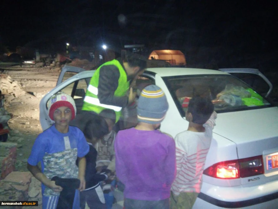 گزارش تصویری از کمک رسانی دانشگاه فرهنگیان به زلزله زدگان 24