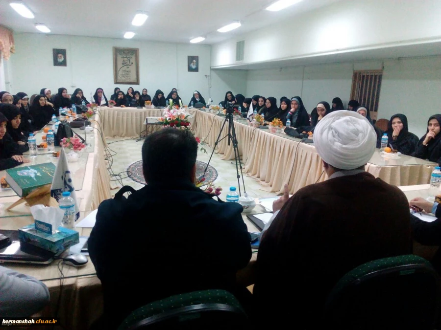 جلسه نماینده نهاد رهبری با دانشجویان راهی سفر عتبات عایات 4