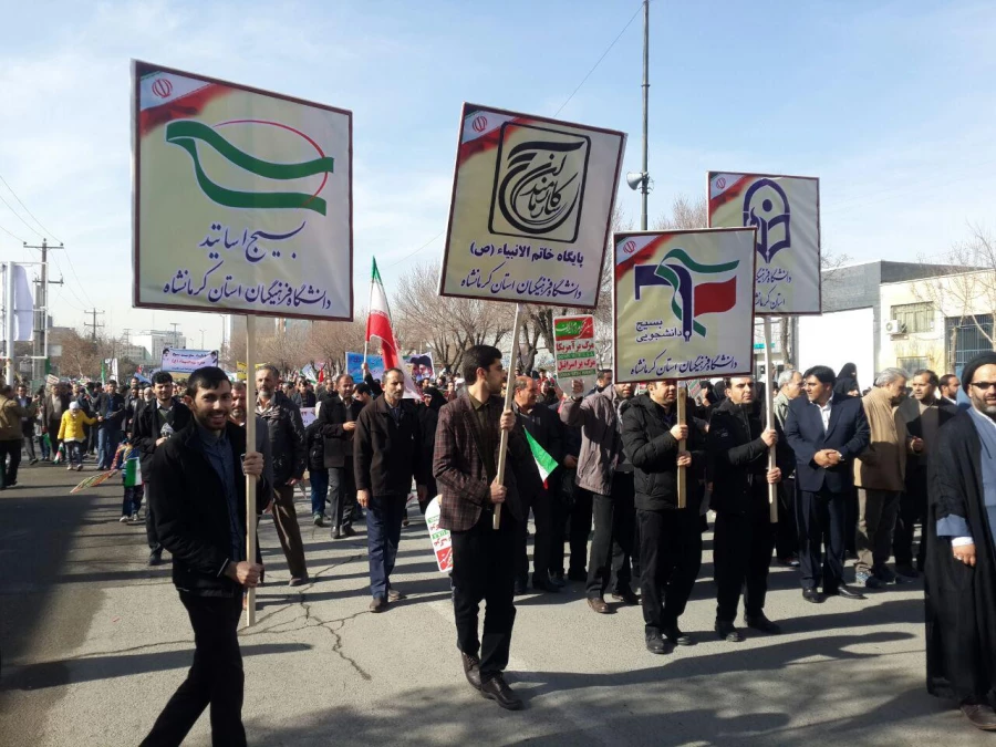 گزارش تصویری از حضور پرشور و با بصیرت  اساتید بسیجی،کارکنان و دانشجویان دانشگاه فرهنگیان 
در راه پیمایی یوم الله 22 بهمن ماه 96 4