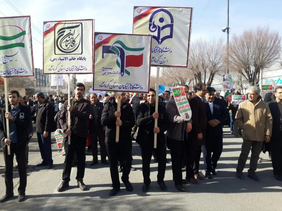 گزارش تصویری از حضور پرشور و با بصیرت  اساتید بسیجی،کارکنان و دانشجویان دانشگاه فرهنگیان 
در راه پیمایی یوم الله 22 بهمن ماه 96 6