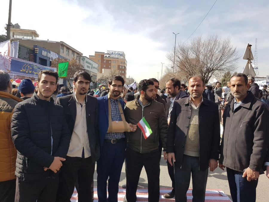 گزارش تصویری از حضور پرشور و با بصیرت  اساتید بسیجی،کارکنان و دانشجویان دانشگاه فرهنگیان 
در راه پیمایی یوم الله 22 بهمن ماه 96 8