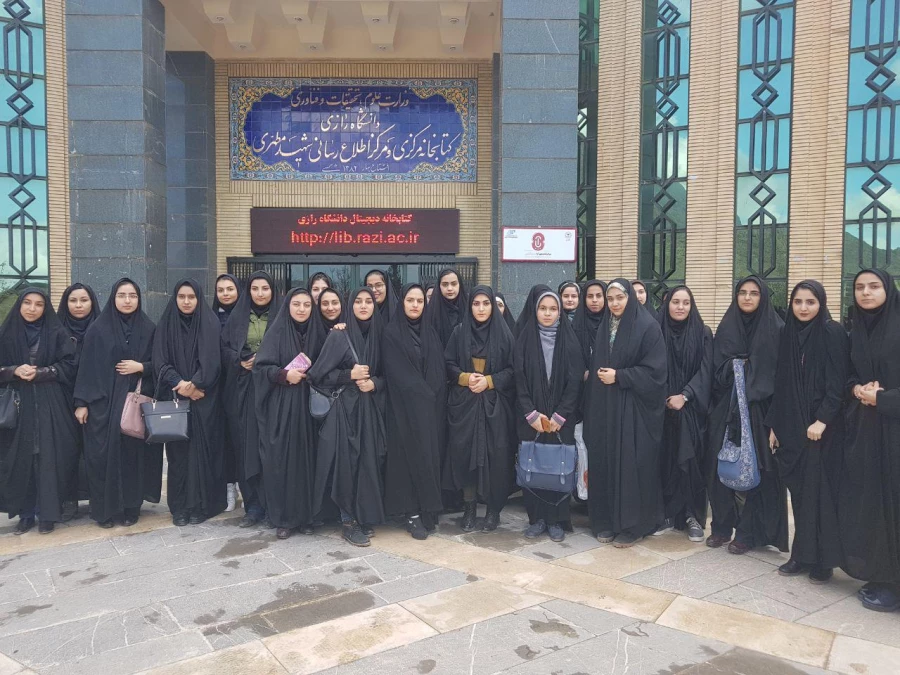 بازدید دانشجویان پردیس شهید صدوقی از نمایشگاه دستاوردهای پژوهش و فناوری و کتابخانه مرکزی دانشگاه رازی  3
