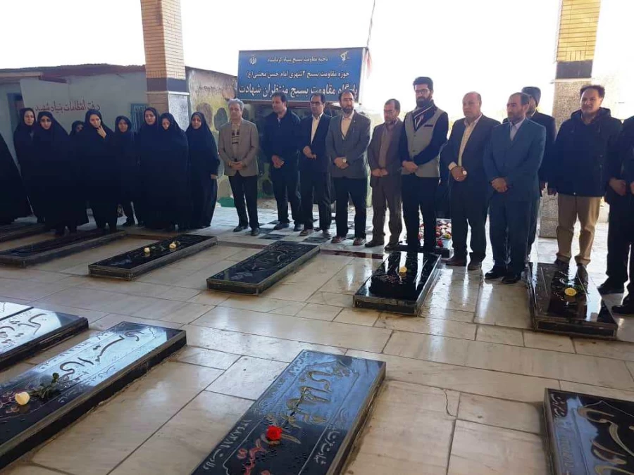 حضور کارکنان دانشگاه فرهنگیان در مراسم غبارروبی مزار شهدا  + تصاویر 4