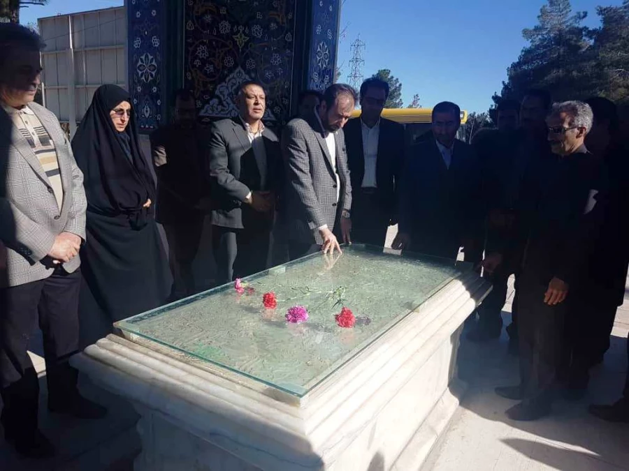 حضور کارکنان دانشگاه فرهنگیان در مراسم غبارروبی مزار شهدا  + تصاویر 7