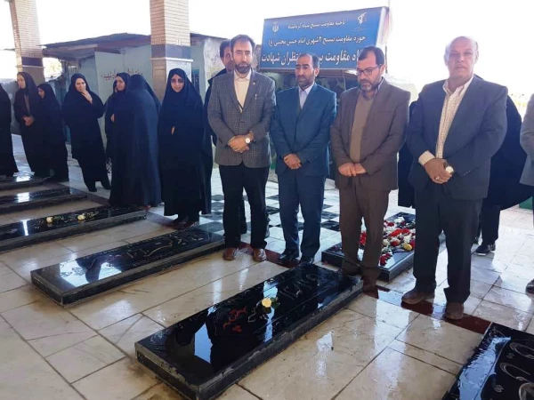 حضور کارکنان دانشگاه فرهنگیان در مراسم غبارروبی مزار شهدا  + تصاویر 9