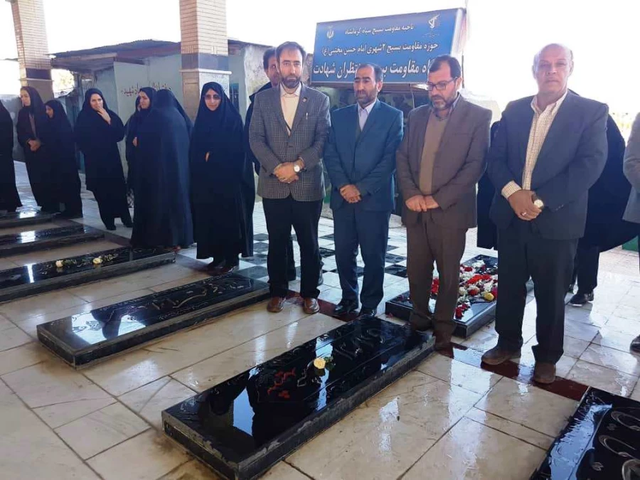 حضور کارکنان دانشگاه فرهنگیان در مراسم غبارروبی مزار شهدا  + تصاویر 9