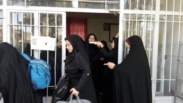 دکتر محمدی درمراسم بدرقه کاروان دانشجویان راهیان نور:سعی کنیدازمعنویات این اردو روحیه بگیرید وآن رادرکلاسهای درس ودرجمع دانش آموزان اجرا کنید. 3