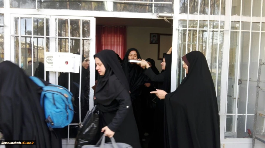 دکتر محمدی درمراسم بدرقه کاروان دانشجویان راهیان نور:سعی کنیدازمعنویات این اردو روحیه بگیرید وآن رادرکلاسهای درس ودرجمع دانش آموزان اجرا کنید. 3