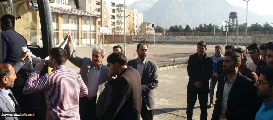 دکتر محمدی درمراسم بدرقه کاروان دانشجویان راهیان نور:سعی کنیدازمعنویات این اردو روحیه بگیرید وآن رادرکلاسهای درس ودرجمع دانش آموزان اجرا کنید. 5