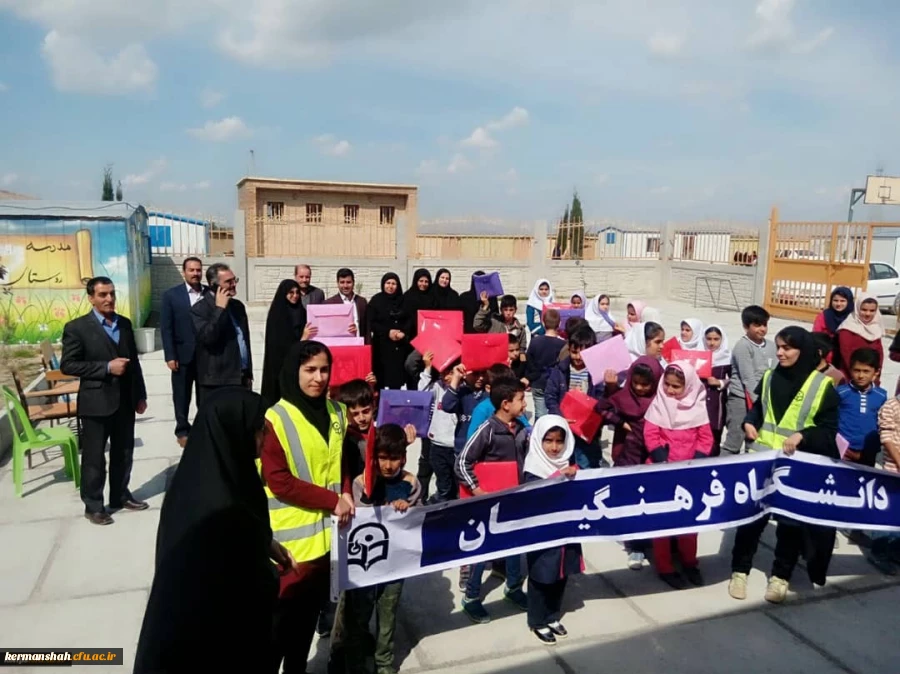 کمک های جمع آوری شده دانشجویان به دست جمعی از مردم زلزله زده شهرستان سرپل ذهاب رسید 2