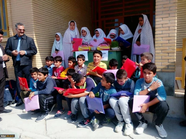 کمک های جمع آوری شده دانشجویان به دست جمعی از مردم زلزله زده شهرستان سرپل ذهاب رسید 3