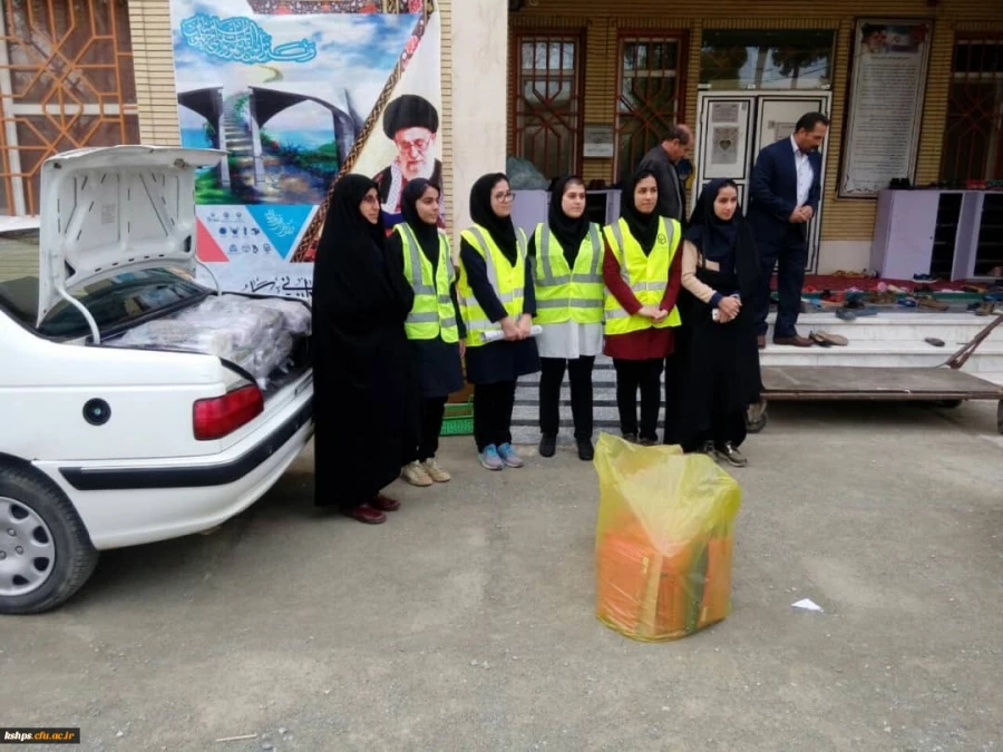 کمک های جمع آوری شده دانشجویان به دست جمعی از مردم زلزله زده شهرستان سرپل ذهاب رسید 5