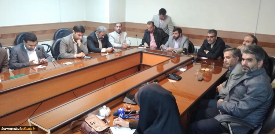 دکتر محمدی مدیرامورپردیس های استان کرمانشاه درجلسه روسای دانشگاههای استان با امام جمعه کرمانشاه : دانشگاه فرهنگیان یک دانشگاه ماموریت گرااست وما باید معلمی تربیت کنیم که پایه واساس همه تحولات جامعه باشد. 2