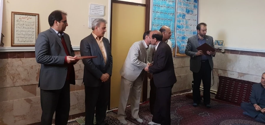 دکتر محمدی مدیر امورپردیس های استان کرمانشاه در جلسه تقدیر از جانبازان دانشگاه فرهنگیان : جانبازان ما با تأسی از جانباز علمدار کربلا حضرت اباالفضل العباس(علیه السلام) به جانباز بودن خود افتخار می کنند و آنرا هدیه ای الهی می دانند که نصیب شان گردید. 2