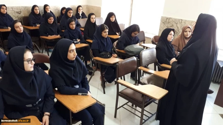 بازدید دانش آموزان دبیرستان بعثت ناحیه 2 کرمانشاه از پردیس شهید صدوقی در هفته بزرگداشت کارورزی 2