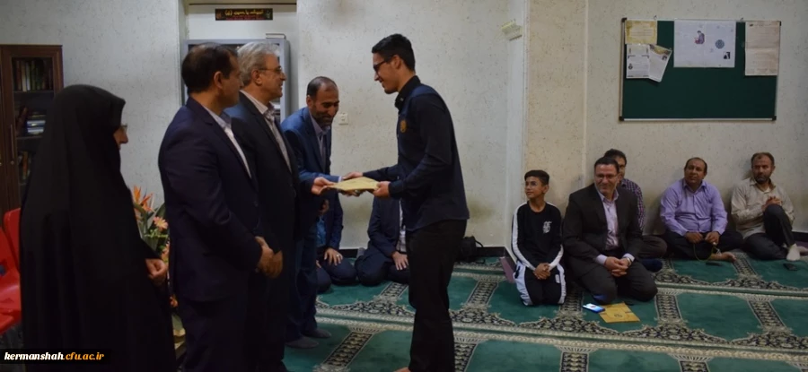 با حضور مدیر امور پردیس های استان کرمانشاه از پژوهشگران برتر و برگزیدگان مسابقه کتابخوانی و جشنواره رویش تجلیل بعمل آمد. 3