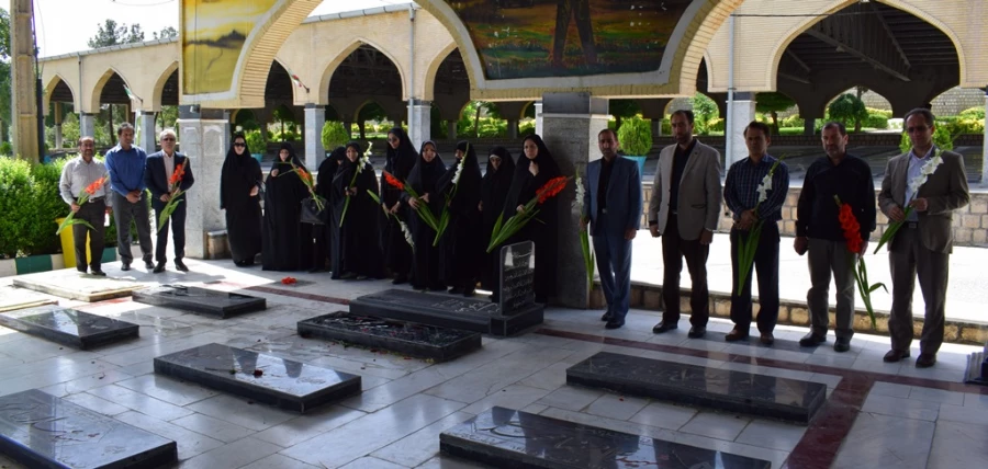 مراسم غبارروبی و عطر افشانی مزار شهدا بمناسبت سالروز آزاد سازی خرمشهر توسط مسئولین و کارکنان دانشگاه فرهنگیان استان کرمانشاه  3