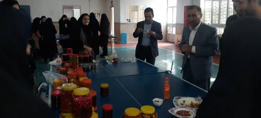 بازدید دکتر محمدی ازجشنواره غذای سنتی وصنایع دستی دانشجویی پردیس شهید صدوقی 3