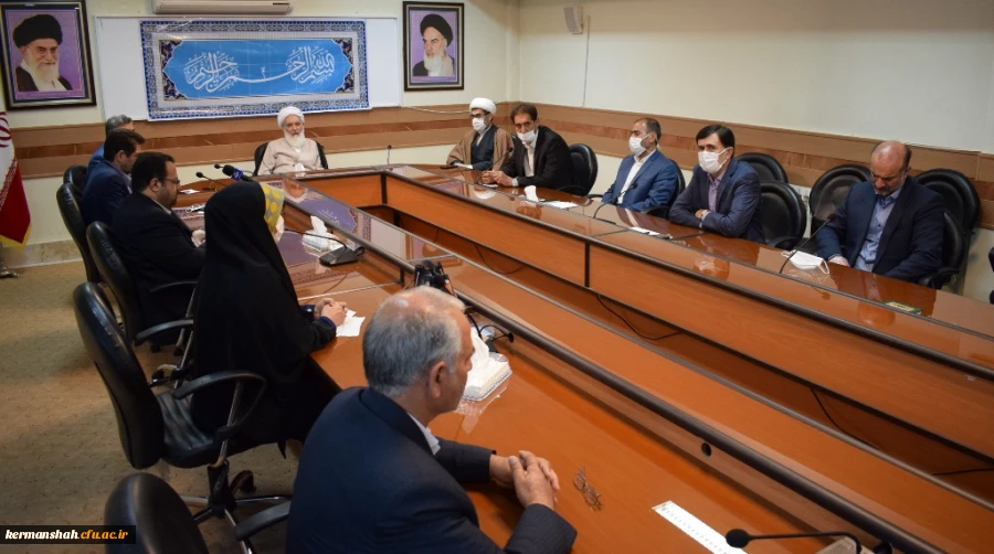 دیدار مدیریت امور پردیس های استان با نماینده ولی فقیه وامام جمعه کرمانشاه 2