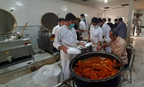 توزیع کمکهای مومنانه موکب شهدای تربیت معلم دانشگاه فرهنگیان کرمانشاه بمناسبت اربعین حسینی 4