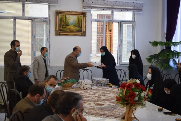 تقدیر از بانوان شاغل در پردیس شهید صدوقی  3