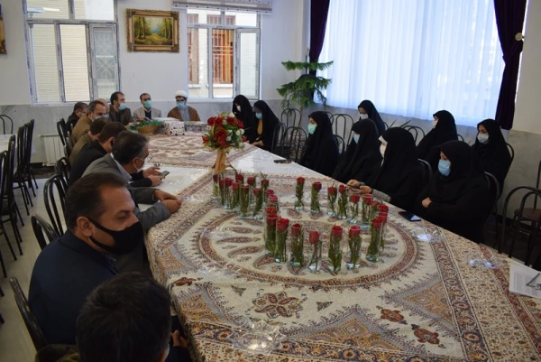 تقدیر از بانوان شاغل در پردیس شهید صدوقی  4