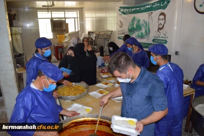به مناسبت عید سعید غدیر خم و توسط قرارگاه شهید ابراهیم هادی وبسیج دانشجویی وبسیج اساتید دانشگاه فرهنگیان استان کرمانشاه اجرا شد:

پخت غذای گرم و توزیع 7000 بسته غذایی در بین خانواده های نیازمند استان کرمانشاه