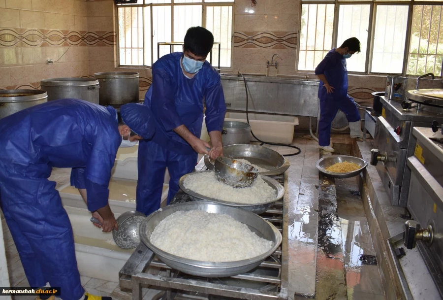 پخت غذای گرم و توزیع 4000 بسته غذایی در بین خانواده های نیازمند توسط قرارگاه شهید ابراهیم هادی وبسیج دانشجویی دانشگاه فرهنگیان استان کرمانشاه  3