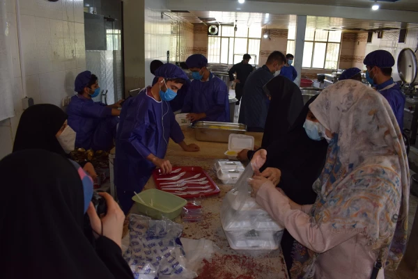 پخت غذای گرم و توزیع 4000 بسته غذایی در بین خانواده های نیازمند توسط قرارگاه شهید ابراهیم هادی وبسیج دانشجویی دانشگاه فرهنگیان استان کرمانشاه  5