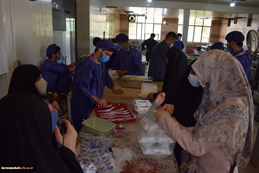 پخت غذای گرم و توزیع 4000 بسته غذایی در بین خانواده های نیازمند توسط قرارگاه شهید ابراهیم هادی وبسیج دانشجویی دانشگاه فرهنگیان استان کرمانشاه  5