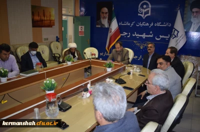 از کارمند بازنشسته دانشگاه تقدیر شد.