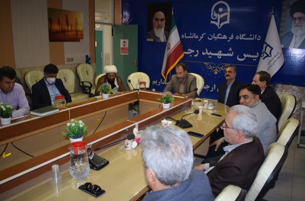 از کارمند بازنشسته دانشگاه تقدیر شد. 2