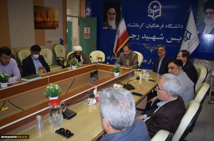 از کارمند بازنشسته دانشگاه تقدیر شد. 2