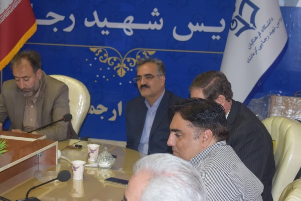 از کارمند بازنشسته دانشگاه تقدیر شد. 3