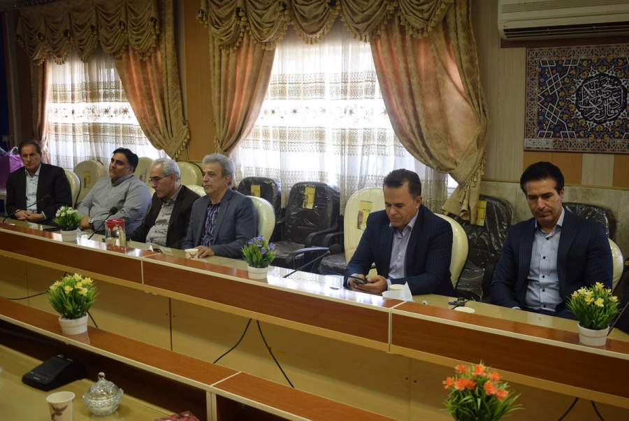 از کارمند بازنشسته دانشگاه تقدیر شد. 4