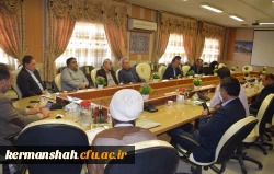 از کارمند بازنشسته دانشگاه تقدیر شد. 5