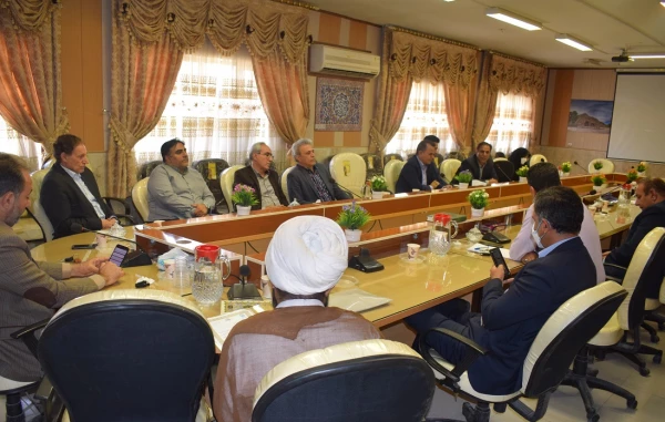 از کارمند بازنشسته دانشگاه تقدیر شد. 5