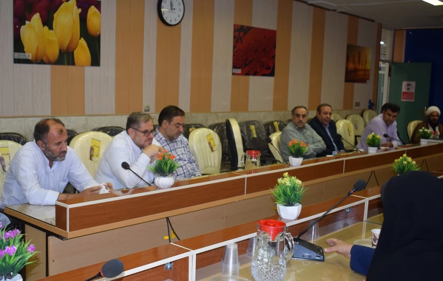 از کارمند بازنشسته دانشگاه تقدیر شد. 6