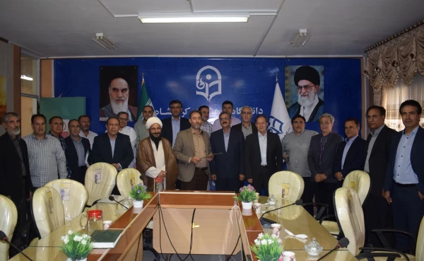 از کارمند بازنشسته دانشگاه تقدیر شد. 7