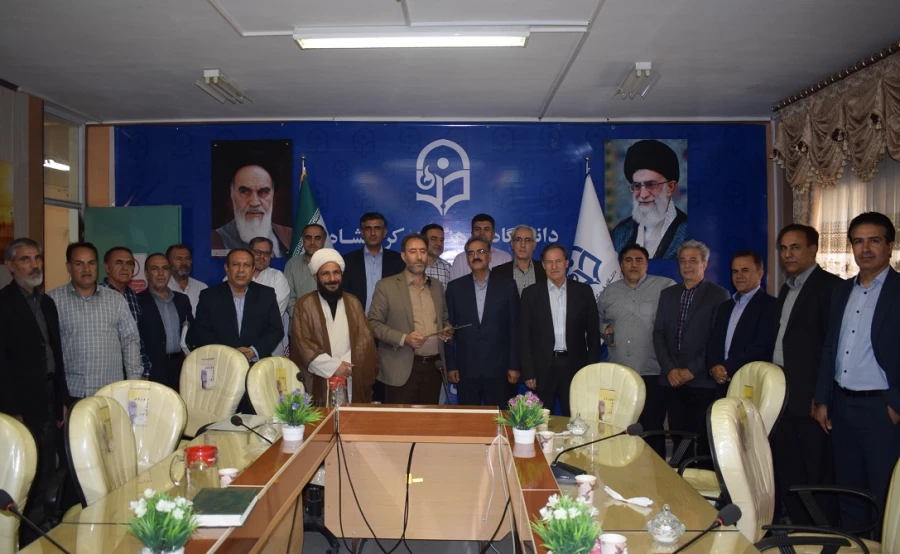 از کارمند بازنشسته دانشگاه تقدیر شد. 7