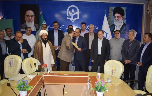 از کارمند بازنشسته دانشگاه تقدیر شد. 8