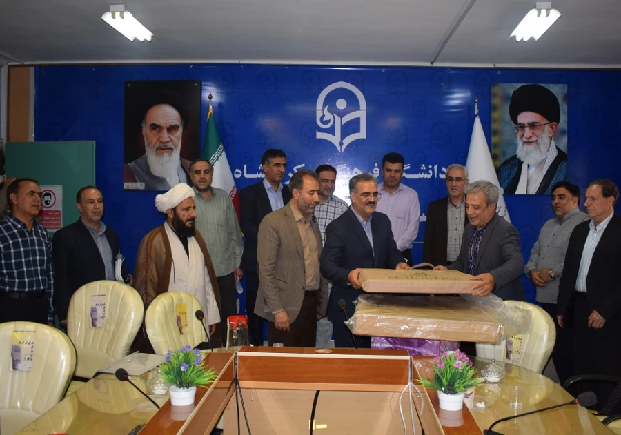 از کارمند بازنشسته دانشگاه تقدیر شد. 9